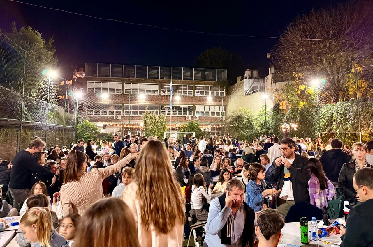 Familias del Colegio San Javier reunidas de noche en el patio durante el Bingo Familiar