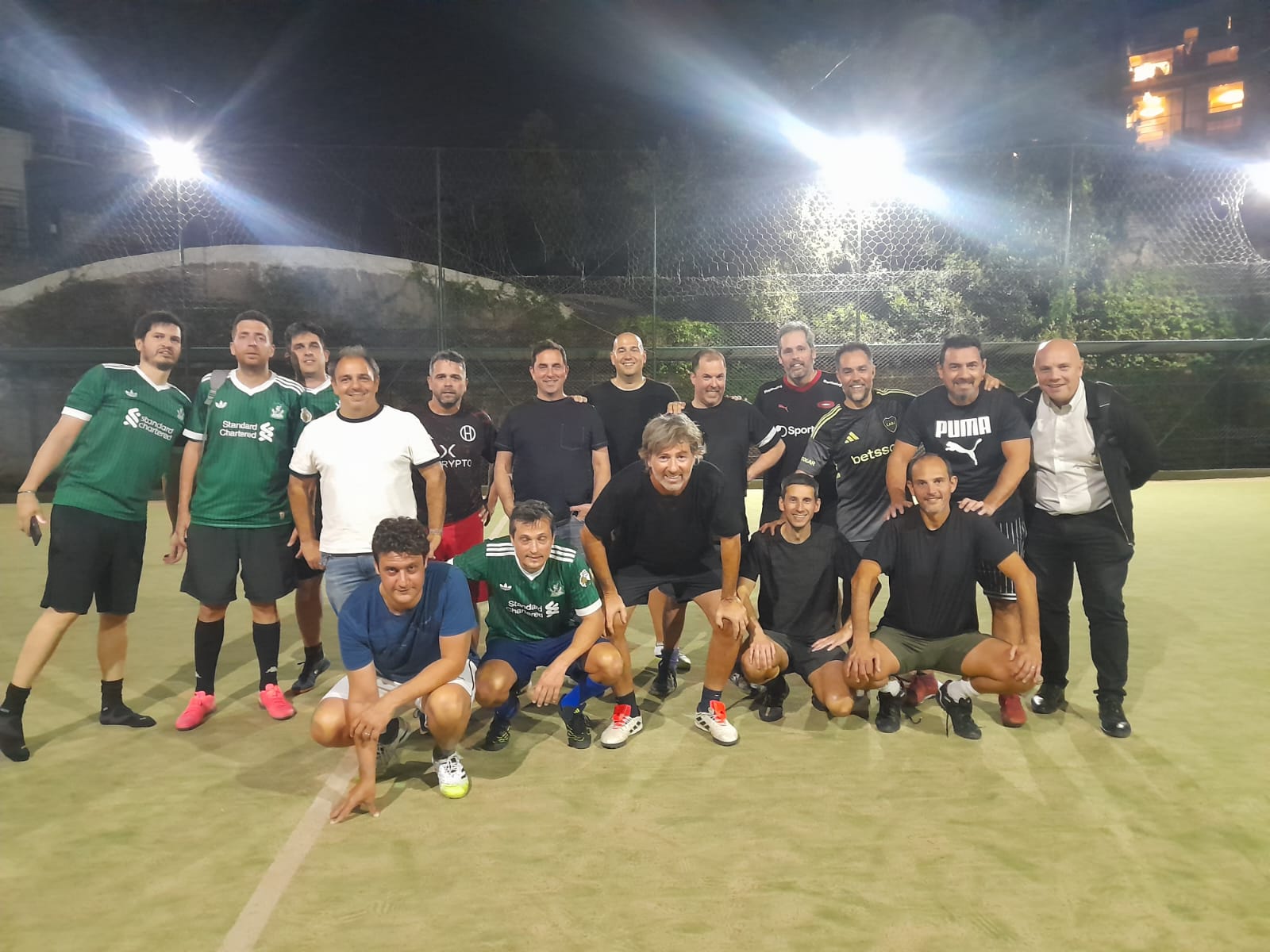 Padres del Colegio San Javier posando en la cancha después de un partido del torneo de fútbol