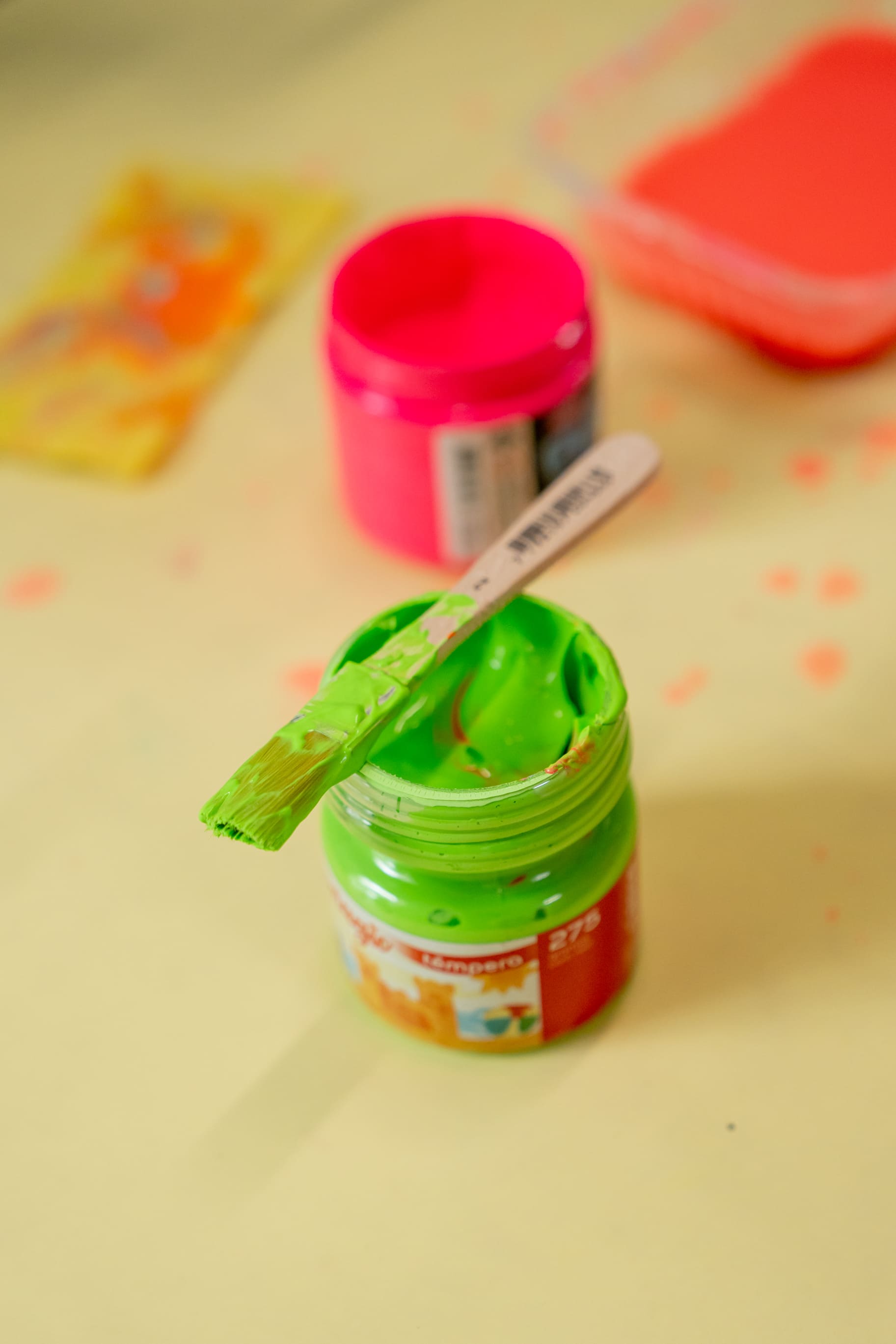 Témperas de colores y pincel listos para una actividad de arte en The Green House Kindergarten