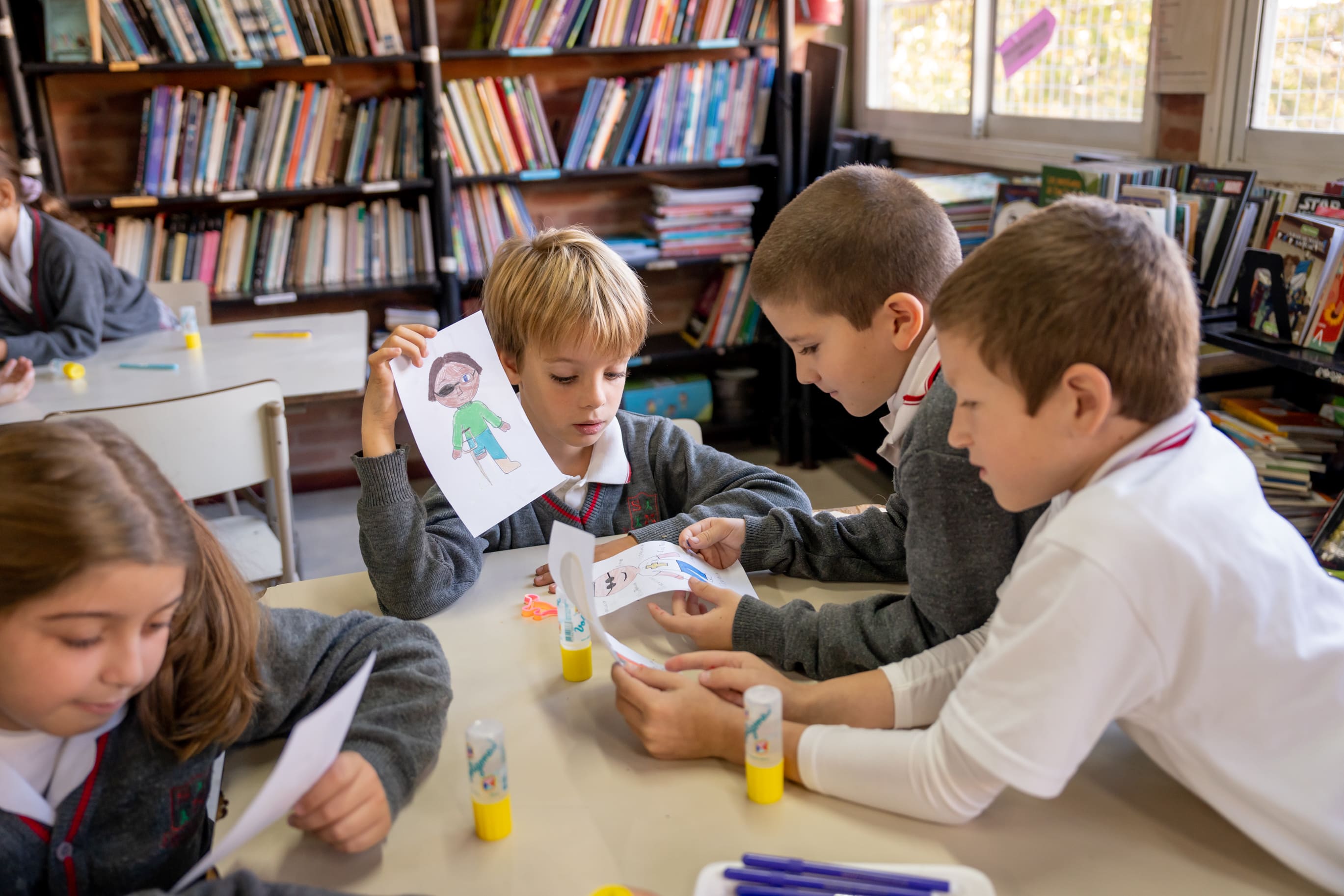 Alumnos de primaria haciendo una actividad de dibujo y manualidades en la biblioteca del Colegio San Javier
