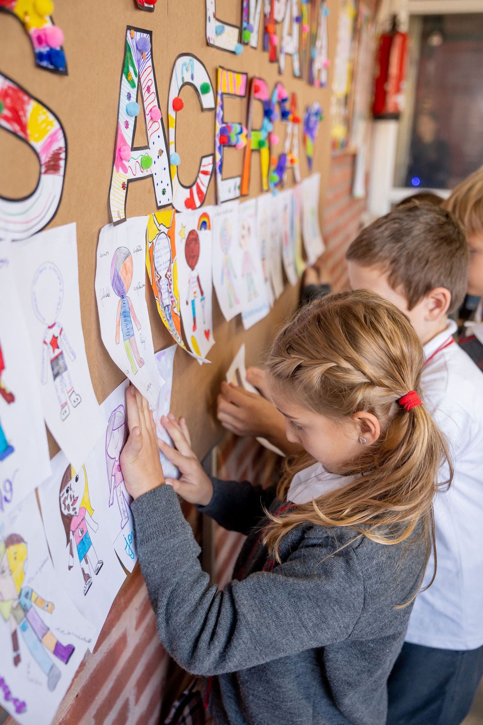 Alumnos de Primaria armando un mural de manualidades en el Colegio San Javier