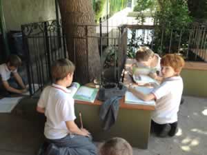 Actividad de inglés en el patio