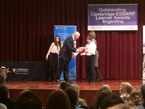 Matías Pascual recibe premio por top mark in ket