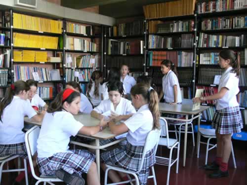 Alumnos de primaria en la biblioteca del colegio San Javier