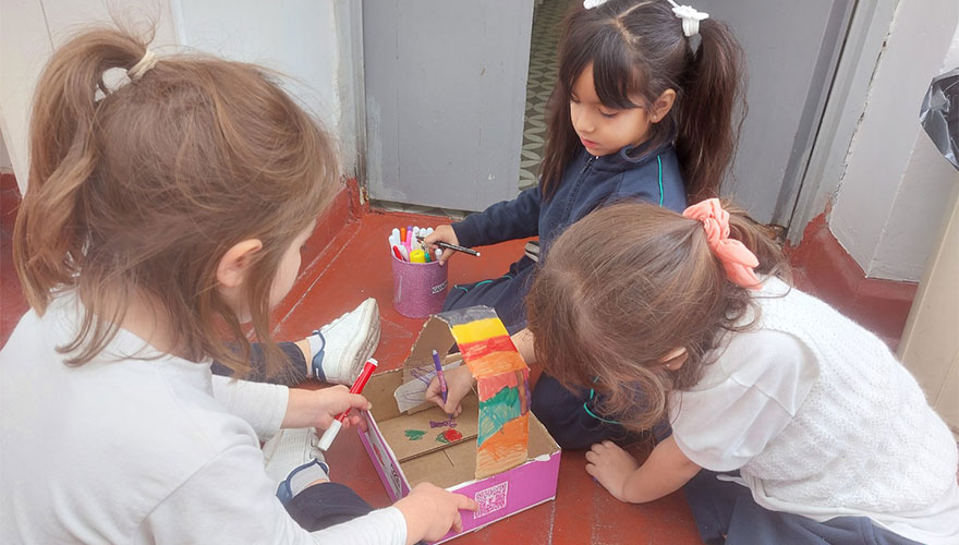 sala de 5 años crea juguetes de la época colonial- Colegio San Javier
