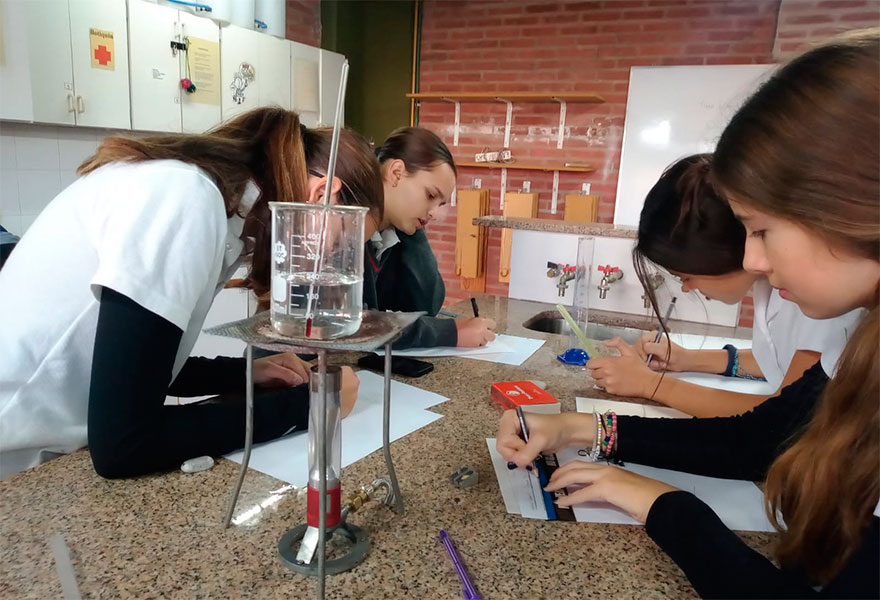 Los alumnos de 1º Año en el Laboratorio de Ciencias - Colegio San Javier