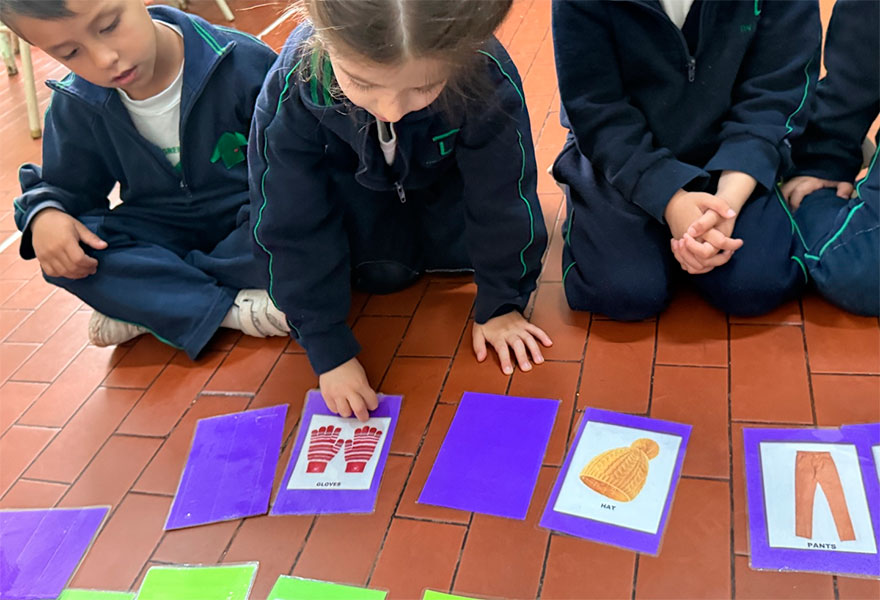  Kinder 4 juega a las cartas - The Green House Kindergarten - Colegio San Javier