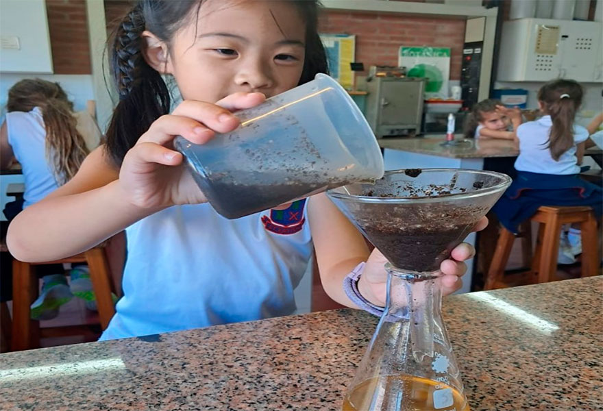 Experiencia en el Laboratorio de Ciencias 1er Grado - filtardo de agua - Colegio San Javier
